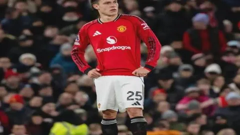 伍家朗羽毛球大战84分钟突破重围，八强挑战奈良冈功大