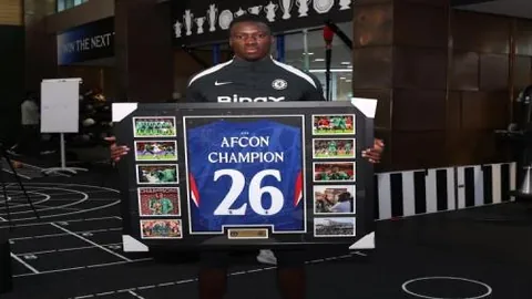 “莱比锡22岁中卫卢克巴成皇车军与魔队争夺焦点”